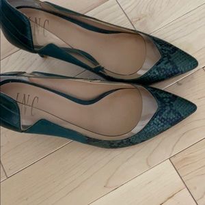 Green snakeskin pump